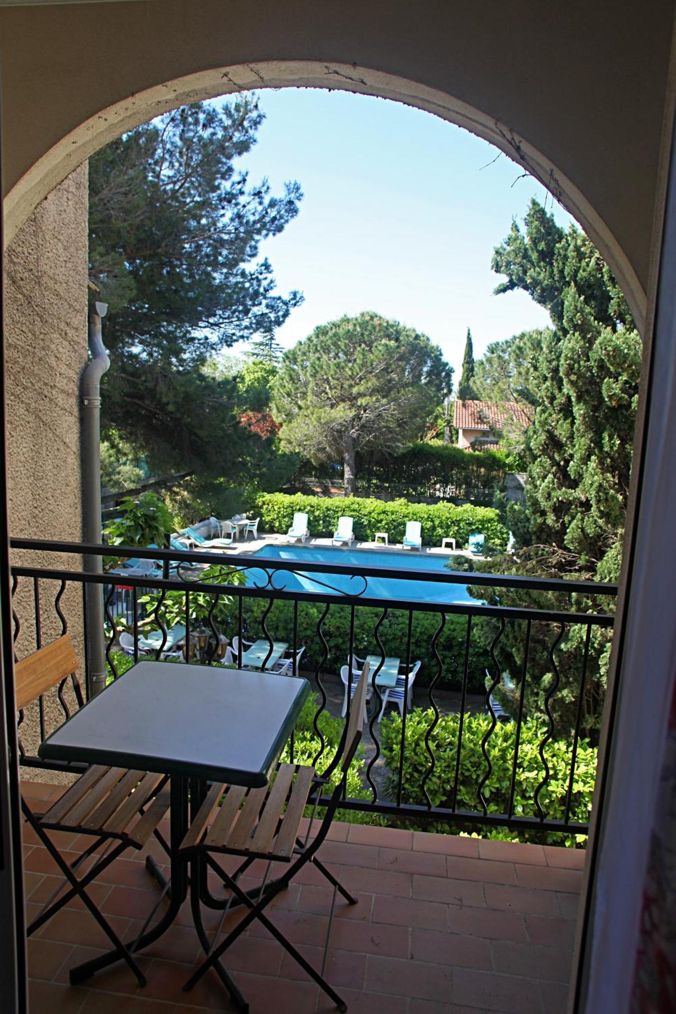 فندق Le Petit Manoir Logis Les Angles  المظهر الخارجي الصورة